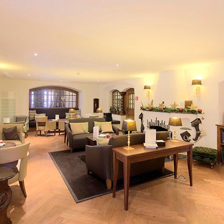 Le Petit Cervin Hotel เซอร์แมท ร้านอาหาร รูปภาพ The lounge at the airport