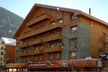 Le Petit Cervin Hotel เซอร์แมท ภายนอก รูปภาพ A typical hotel in Les Saisies