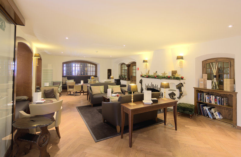 Le Petit Cervin Hotel เซอร์แมท ร้านอาหาร รูปภาพ The lounge at the airport