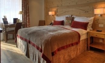 Le Petit Cervin Hotel เซอร์แมท ภายนอก รูปภาพ A bed with a bed skirt